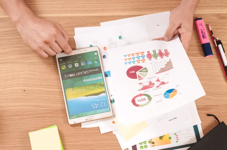 Reportes financieros con gráficas sobre una mesa de trabajo